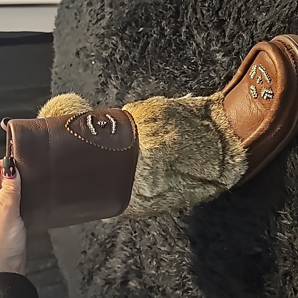 BROWN MUKLUKS